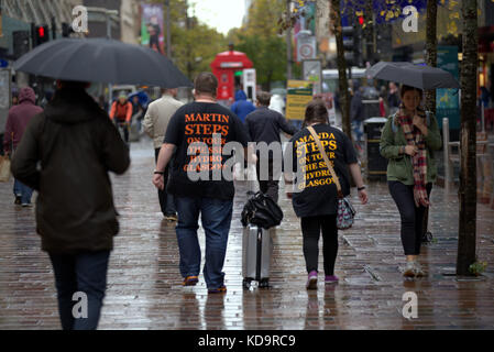 Glasgow, Schottland, UK.11. Oktober . Wetter in Großbritannien das grauenhafte Sommerwetter setzt sich bis in den Herbst fort, da starke Regenfälle und starke Winde die Stadt an der Sauchiehall Street heimsuchen. Credit Gerard Ferry/Alamy News Stockfoto