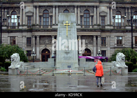 Glasgow, Schottland, UK.11. Oktober. Das Wetter in Großbritannien das schreckliche Sommerwetter setzt sich bis in den Herbst fort, da starke Regenfälle und starke Winde die Stadt vor dem Cenotaph am George Square, Credit Gerard Ferry/Alamy News, heimsuchen Stockfoto