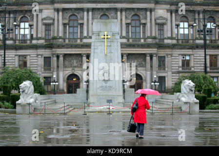 Wetter in Großbritannien das grauenhafte Sommerwetter setzt sich bis in den Herbst fort, da starke Schauern und starke Winde die Stadt vor dem Cenotaph in George Squar überraschen Stockfoto