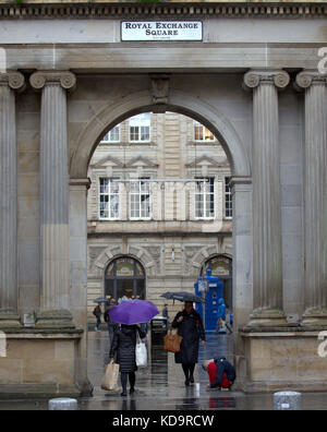 Glasgow, Schottland, Großbritannien. 11. Oktober. der schrecklichen Sommer Wetter weiter in den Herbst hinein als schwere Duschen und starke Winde zerschlagen, die Stadt im Royal Exchange Square. Credit gerard Fähre / alamy Nachrichten Stockfoto