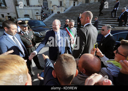 Modica, Sizilien. 11 Okt, 2017. modica, Fürst Albert II. von Monaco in Modica, Sizilien, besuche die Kirche von San Giorgio und weiht das Schloss von Konten. Im Bild der Prinz besucht die Kirche von St. George. 11/10/2017, Modica, Italien Quelle: Unabhängige Fotoagentur srl/alamy live news Credit: unabhängige Fotoagentur srl/alamy leben Nachrichten Stockfoto