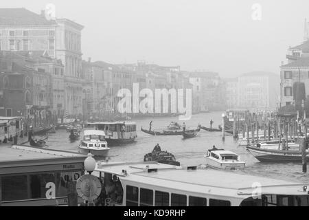 Venedig, Italien. 11. Oktober, 2017. (Bilder wurde in Schwarz und Weiß) Boote und Gondeln schafft Verkehr in den Grand Canal während einer nebligen Morgen in Venedig, Italien. In diesem Zeitraum in Venedig beginnt der erste neblige Morgen. © Simone padovani/Erwachen/alamy leben Nachrichten Stockfoto