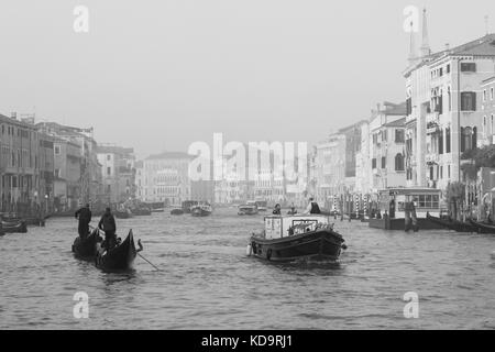 Venedig, Italien. 11. Oktober, 2017. (Bilder wurde in Schwarz und Weiß) Boote und Gondeln auf dem Canal Grande in einer nebligen Morgen in Venedig, Italien. In diesem Zeitraum in Venedig beginnt der erste neblige Morgen. © Simone padovani/Erwachen/alamy leben Nachrichten Stockfoto