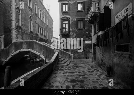 Venedig, Italien. 11. Oktober, 2017. (Bilder wurde in Schwarz und Weiß) einen Blick auf eine Brücke und eine Straße mit Nebel am Morgen in Venedig, Italien. In diesem Zeitraum in Venedig beginnt der erste neblige Morgen. © Simone padovani/Erwachen/alamy leben Nachrichten Stockfoto