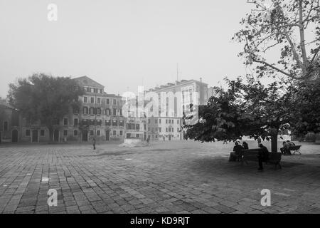 Venedig, Italien. 11. Oktober, 2017. (Bilder in Schwarz und Weiß) Arbeiter und Bürger Spaziergang in San Polo Platz in einer nebligen Morgen in Venedig, Italien. In diesem Zeitraum in Venedig beginnt der erste neblige Morgen. © Simone padovani/Erwachen/alamy leben Nachrichten Stockfoto