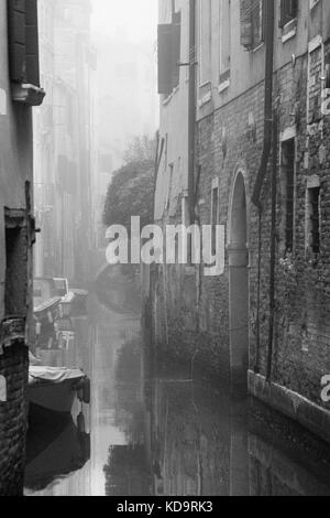 Venedig, Italien. 11. Oktober, 2017. (Bilder wurde in Schwarz und Weiß) einen Blick auf den Kanal in einer nebligen Tag in Venedig, Italien. In diesem Zeitraum in Venedig beginnt der erste neblige Morgen. © Simone padovani/Erwachen/alamy leben Nachrichten Stockfoto