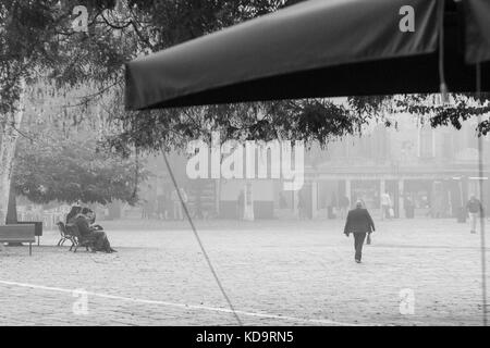 Venedig, Italien. 11. Oktober, 2017. (Bilder in Schwarz und Weiß) Arbeiter und Bürger Spaziergang in San Polo Platz in einer nebligen Morgen in Venedig, Italien. In diesem Zeitraum in Venedig beginnt der erste neblige Morgen. © Simone padovani/Erwachen/alamy leben Nachrichten Stockfoto