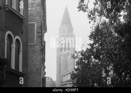 Venedig, Italien. 11. Oktober, 2017. (Bilder in Schwarz und Weiß) ein towerbell erscheint durch den Nebel in Venedig, Italien. In diesem Zeitraum in Venedig beginnt der erste neblige Morgen. © Simone padovani/Erwachen/alamy leben Nachrichten Stockfoto