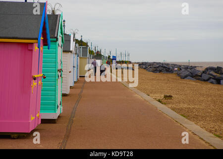 UK Wetter: Es ist ein bewölkter Tag im Herbst in Felixstowe für Leute, die auf der Promenade, wie sie vergangenen hellen bunten Badekabinen. Stockfoto