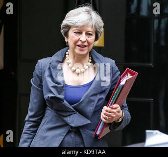 Downing Street. London.uk 11 Okt 2017 - Premierminister Großbritanniens Theresa May verlässt. 10 Downing Street die Ministerpräsidenten Fragen (pmqs) am Unterhaus teilnehmen. Theresa May ins Unterhaus zurück zum ersten pmqs seit den Parteitagen. Credit: dinendra Haria/alamy leben Nachrichten Stockfoto