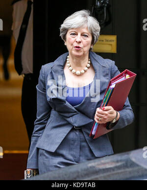 Downing Street. London.uk 11 Okt 2017 - Premierminister Großbritanniens Theresa May verlässt. 10 Downing Street die Ministerpräsidenten Fragen (pmqs) am Unterhaus teilnehmen. Theresa May ins Unterhaus zurück zum ersten pmqs seit den Parteitagen. Credit: dinendra Haria/alamy leben Nachrichten Stockfoto