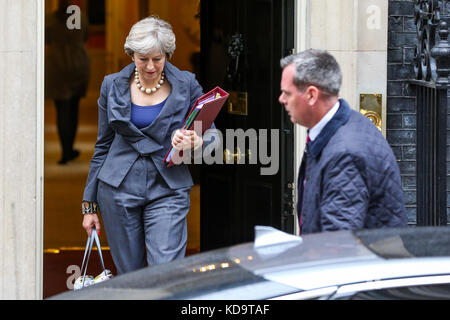 Downing Street. London.uk 11 Okt 2017 - Premierminister Großbritanniens Theresa May verlässt. 10 Downing Street die Ministerpräsidenten Fragen (pmqs) am Unterhaus teilnehmen. Theresa May ins Unterhaus zurück zum ersten pmqs seit den Parteitagen. Credit: dinendra Haria/alamy leben Nachrichten Stockfoto
