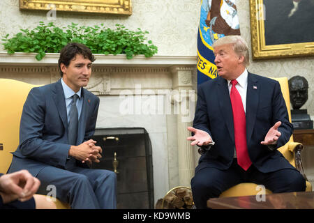 Washington DC, USA. Okt. 2017. Präsident der Vereinigten Staaten Donald Trump spricht neben dem kanadischen Premierminister Justin Trudeau während eines Treffens im Oval Office im Weißen Haus in Washington, DC am 11. Oktober 2017. Kredit: Kevin Dietsch/Pool über CNP /MediaPunch Credit: MediaPunch Inc/Alamy Live News Stockfoto