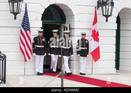 Washington DC, USA. Okt. 2017. United States Marines gehen durch die Türen des Südportikus des Weißen Hauses, bevor der Premierminister von Kanada Justin Trudeau und seine Frau Sophie Grégoire am 11. Oktober 2017 im Weißen Haus in Washington, DC Credit: Alex Edelman/CNP/MediaPunch Credit: MediaPunch Inc/Alamy Live News Stockfoto