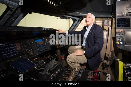 US-Vizepräsident Mike Pence sitzt am 10. Oktober 2017 im Cockpit des riesigen Flugzeugs von Stratolauch Systems während einer Tour durch den Mojave Air and Space Port in Mojave, Kalifornien. (Stratolaunch Systems Corp über Planetpix) Stockfoto