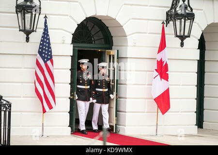 Washington DC, USA. Okt. 2017. Zwei Marines der Vereinigten Staaten gehen vor der Ankunft des Premierministers von Kanada Justin Trudeau und seiner Frau Sophie Grégoire im Weißen Haus am 11. Oktober 2017 in Washington, DC Credit: Alex Edelman/CNP/MediaPunch Credit durch die Tür des Südportikus des Weißen Hauses: MediaPunch Inc/Alamy Live News Stockfoto