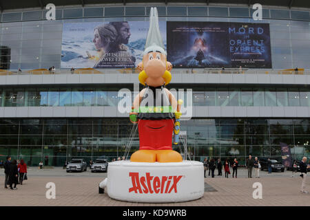 Frankfurt am Main, Deutschland. 11. Oktober 2017. Eine riesige Asterix Statue außerhalb der Messehallen steht. Die Frankfurter Buchmesse 2017 ist die weltweit größte Buchmesse mit über 7.000 Ausstellern und über 250.000 erwarteten Besuchern. es vom 11. bis zum 15. Oktober mit den letzten beiden Tagen, die für die allgemeine Öffentlichkeit zugänglich. Kreditkarte öffnen: Michael debets/alamy leben Nachrichten Stockfoto