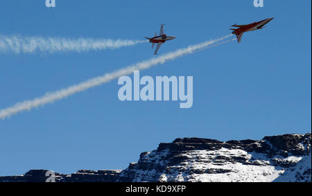 Meiringen, Schweiz. Oktober 2017. Schweizer Tiger F-5 Kampfjets der Patrouille Suisse treten am 11. Oktober 2017 während einer Flugshow der Schweizer Luftwaffe auf der Axalp bei der Luftwaffenbasis Meiringen auf. Die Schweizer Luftwaffe veranstalten ihre jährlichen Schießereien auf der Axalp in den Schweizer Bergen. Quelle: Ruben Sprich/Xinhua/Alamy Live News Stockfoto