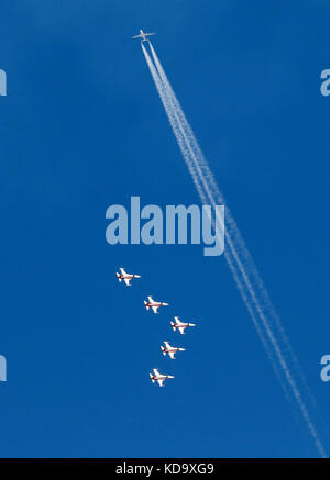 Meiringen, Schweiz. Oktober 2017. Schweizer Tiger F-5 Kampfjets der Patrouille Suisse treten am 11. Oktober 2017 während einer Flugshow der Schweizer Luftwaffe auf der Axalp bei der Luftwaffenbasis Meiringen auf. Die Schweizer Luftwaffe veranstalten ihre jährlichen Schießereien auf der Axalp in den Schweizer Bergen. Quelle: Ruben Sprich/Xinhua/Alamy Live News Stockfoto