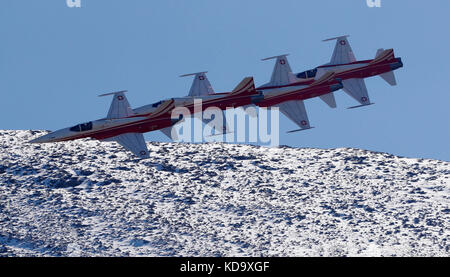 Meiringen, Schweiz. Oktober 2017. Schweizer Tiger F-5 Kampfjets der Patrouille Suisse treten am 11. Oktober 2017 während einer Flugshow der Schweizer Luftwaffe auf der Axalp bei der Luftwaffenbasis Meiringen auf. Die Schweizer Luftwaffe veranstalten ihre jährlichen Schießereien auf der Axalp in den Schweizer Bergen. Quelle: Ruben Sprich/Xinhua/Alamy Live News Stockfoto