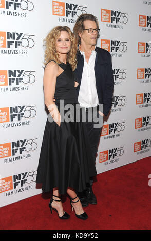 New York, NY, USA. Okt. 2017. Kyra Sedgwick und Kevin Bacon nehmen an der 55. Weltpremiere von 'Joan Didion: The Center Will Not Hold' in Alice Tully Hall am 11. Oktober 2017 in New York City Teil. Kredit: John Palmer/Media Punch/Alamy Live News Stockfoto