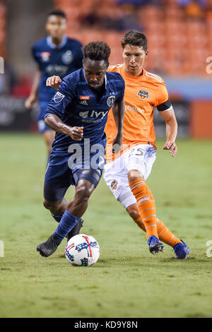 Houston, TX, USA. 11 Okt, 2017. Kansas City Sporting vorwärts Gerso (7) Bleibt die Kugel vor Houston Dynamo Mittelfeldspieler Tomas Martinez (25.) in der ersten Hälfte der Major League Soccer Spiel zwischen dem Houston Dynamo und Kansas City Sporting bei BBVA Compass Stadion in Houston, TX. Chris Brown/CSM/Alamy leben Nachrichten Stockfoto