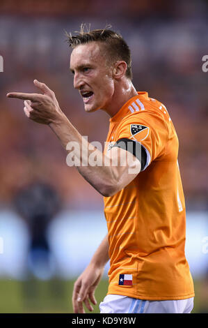 Houston, TX, USA. 11 Okt, 2017. Houston Dynamo Verteidiger Dylan Remick (15) bittet seinen Fall in der ersten Hälfte der Major League Soccer Spiel zwischen dem Houston Dynamo und Kansas City Sporting bei BBVA Compass Stadion in Houston, TX. Chris Brown/CSM/Alamy leben Nachrichten Stockfoto