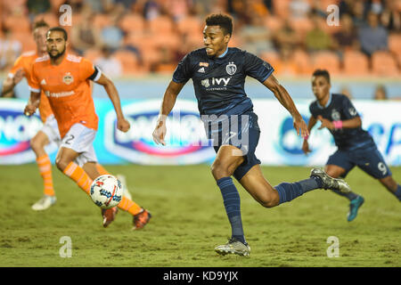 Houston, TX, USA. 11 Okt, 2017. Sporting Kansas City defender Saad Abdul-Salaam (17) Festplatten mit dem Ziel während der Major League Soccer Spiel zwischen dem Houston Dynamo und Kansas City Sporting bei BBVA Compass Stadion in Houston, TX. Chris Brown/CSM/Alamy leben Nachrichten Stockfoto