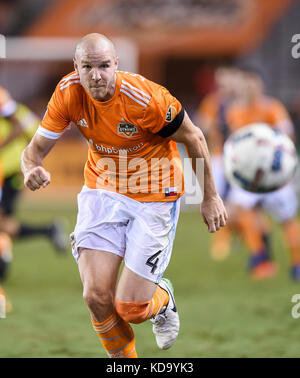 Houston, TX, USA. 11 Okt, 2017. Houston Dynamo Verteidiger Philippe Senderos (4) jagt ein Ball während eines Major League Soccer Spiel zwischen dem Houston Dynamo und Kansas City Sporting bei BBVA Compass Stadion in Houston, TX. Chris Brown/CSM/Alamy leben Nachrichten Stockfoto