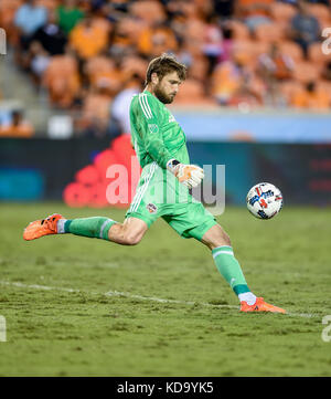 Houston, TX, USA. 11 Okt, 2017. Houston Dynamo Torwart Tyler Deric (1) Tritt eine Kugel klar während einer Major League Soccer Spiel zwischen dem Houston Dynamo und Kansas City Sporting bei BBVA Compass Stadion in Houston, TX. Chris Brown/CSM/Alamy leben Nachrichten Stockfoto