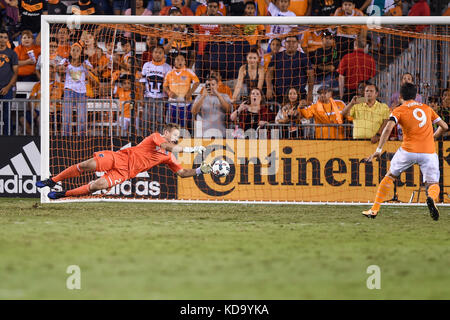 Houston, TX, USA. 11 Okt, 2017. Sporting Kansas City Torhüter Andrew Dykstra (21) macht eine spät im Spiel speichern, während ein Major League Soccer Spiel zwischen dem Houston Dynamo und Kansas City Sporting bei BBVA Compass Stadion in Houston, TX. Chris Brown/CSM/Alamy leben Nachrichten Stockfoto