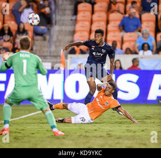 Houston, TX, USA. 11 Okt, 2017. Sporting Kansas City defender Saad Abdul-Salaam (17) Uhren sein Schuss von Segel hoch während ein Major League Soccer Spiel zwischen dem Houston Dynamo und Kansas City Sporting bei BBVA Compass Stadion in Houston, TX. Chris Brown/CSM/Alamy leben Nachrichten Stockfoto