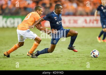 Houston, TX, USA. 11 Okt, 2017. Kansas City Sporting Mittelfeldspieler Jimmy Medranda (94) und Houston Dynamo Mittelfeldspieler Ricardo Clark (13) Kampf um den Besitz während der Major League Soccer Spiel zwischen dem Houston Dynamo und Kansas City Sporting bei BBVA Compass Stadion in Houston, TX. Chris Brown/CSM/Alamy leben Nachrichten Stockfoto