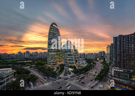 Peking, Peking, China. Oktober 2017. Peking, CHINA-11. Oktober 2017: (NUR REDAKTIONELLE VERWENDUNG. CHINA OUT). Wunderschöner Sonnenuntergang kann man im Wangjing SOHO in Peking, China, sehen. Wangjing SOHO, entworfen von der weltbekannten Architektin Zaha Hadid, umfasst eine Fläche von 115.392 Quadratmetern mit einer Gesamtbaufläche von 521.265 Quadratmetern und besteht aus drei Hochhäusern mit gemischter Nutzung und drei flachen Geschäftsgebäuden, dem höchsten Turm mit einer Höhe von 200 Metern. Nach Abschluss der Bauarbeiten im Jahr 2014 ist Wangjing SOHO das erste hohe Wahrzeichen der Architektur Stockfoto