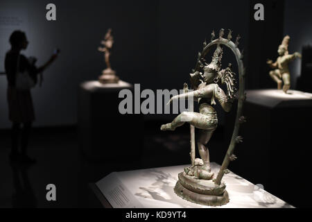 Washington, USA. Oktober 2017. Ein Besucher sieht Kunstwerke aus Indien in der Freer Gallery of Art in Washington, DC, USA, am 11. Oktober 2017. Die Freer Gallery of Art wird zusammen mit dem angrenzenden Schwestermuseum Arthur M. Sackler Gallery, beide Teil der Smithsonian National Museums und beherbergt einige der besten asiatischen Kunstsammlungen der Welt, ab Samstagabend eine einwöchige Wiedereröffnungsfeier starten. Die Galerien werden nach einer fast zweijährigen Renovierung wiederbelebt. Quelle: Yin Bogu/Xinhua/Alamy Live News Stockfoto