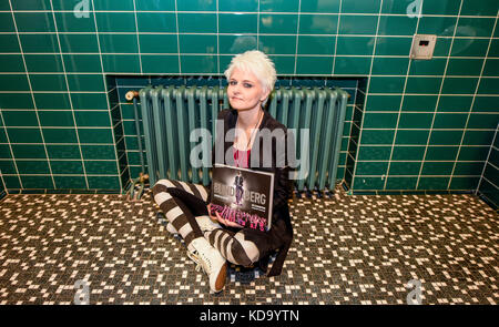 Hamburg, Deutschland. Oktober 2017. Die deutsche Fotografin Tine Acke, Partnerin des deutschen Musikers Udo Lindenberg, mit ihrem Fotobuch über Udo Lindenberg in den Toiletten des Atlantic Hotels in Hamburg, 10. Oktober 2017. Quelle: Axel Heimken/dpa/Alamy Live News Stockfoto