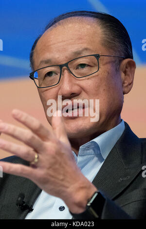 Washington, DC, USA. Oktober 2017. Weltbankpräsident Jim Yong Kim spricht auf einem Treffen der Zivilgesellschaft in der Zentrale der Weltbank in Washington, DC, USA, am 11. Oktober 2017. Quelle: Ting Shen/Xinhua/Alamy Live News Stockfoto