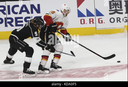 Los Angeles, Kalifornien, USA. 11 Okt, 2017. Calgary Flames beat Los Angeles Kings 4-3 in Überstunden während einer 2017-2018 NHL Hockey Spiel in Los Angeles, am Okt. 11, 2017. Credit: Ringo Chiu/ZUMA Draht/Alamy leben Nachrichten Stockfoto