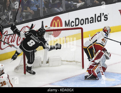 Los Angeles, Kalifornien, USA. 11 Okt, 2017. Calgary Flames beat Los Angeles Kings 4-3 in Überstunden während einer 2017-2018 NHL Hockey Spiel in Los Angeles, am Okt. 11, 2017. Credit: Ringo Chiu/ZUMA Draht/Alamy leben Nachrichten Stockfoto