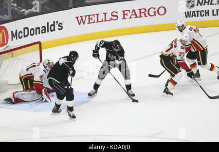 Los Angeles, Kalifornien, USA. 11 Okt, 2017. Calgary Flames beat Los Angeles Kings 4-3 in Überstunden während einer 2017-2018 NHL Hockey Spiel in Los Angeles, am Okt. 11, 2017. Credit: Ringo Chiu/ZUMA Draht/Alamy leben Nachrichten Stockfoto