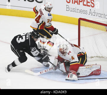 Los Angeles, Kalifornien, USA. 11 Okt, 2017. Calgary Flames beat Los Angeles Kings 4-3 in Überstunden während einer 2017-2018 NHL Hockey Spiel in Los Angeles, am Okt. 11, 2017. Credit: Ringo Chiu/ZUMA Draht/Alamy leben Nachrichten Stockfoto
