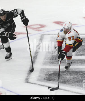 Los Angeles, Kalifornien, USA. 11 Okt, 2017. Calgary Flames beat Los Angeles Kings 4-3 in Überstunden während einer 2017-2018 NHL Hockey Spiel in Los Angeles, am Okt. 11, 2017. Credit: Ringo Chiu/ZUMA Draht/Alamy leben Nachrichten Stockfoto