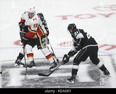 Los Angeles, Kalifornien, USA. 11 Okt, 2017. Calgary Flames beat Los Angeles Kings 4-3 in Überstunden während einer 2017-2018 NHL Hockey Spiel in Los Angeles, am Okt. 11, 2017. Credit: Ringo Chiu/ZUMA Draht/Alamy leben Nachrichten Stockfoto