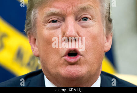 Washington, USA. Oktober 2017. US-Präsident Donald Trump spricht mit Reportern während eines Treffens mit dem kanadischen Premierminister Justin Trudeau, der First Lady Melania Trump und Trudeaus Ehefrau Sophie Grégoire im Oval Office im Weißen Haus in Washington, DC am 11. Oktober 2017. Credit: Kevin Dietsch/Pool über CNP - KEIN KABELSERVICE · Credit: Kevin Dietsch/Pool/Consolidated/dpa/Alamy Live News Stockfoto