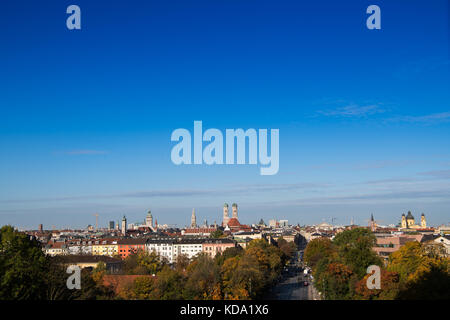 München, Deutschland. Oktober 2017. Der blaue Himmel über der Skyline von München, Deutschland, 12. Oktober 2017. Quelle: Peter Kneffel/dpa/Alamy Live News Stockfoto