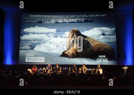 Bristol, UK. 11 Okt, 2017. Sir David Attenborough Premieren Blue Planet II im Kino De Lux, BBC Bristol feiert 60 Jahre der Natural History Unit mit dieser exklusiven Veranstaltung umfasst ein Screening der ersten Episode durch ein Gespräch mit Sir David Attenborough und die Programm-macher Credit: Alistair Heap/Alamy Leben Nachrichten gefolgt Stockfoto