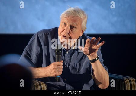 Bristol, UK. 11 Okt, 2017. Sir David Attenborough Premieren Blue Planet II im Kino De Lux, BBC Bristol feiert 60 Jahre der Natural History Unit mit dieser exklusiven Veranstaltung umfasst ein Screening der ersten Episode durch ein Gespräch mit Sir David Attenborough und die Programm-macher Credit: Alistair Heap/Alamy Leben Nachrichten gefolgt Stockfoto