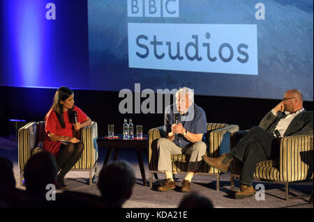 Bristol, UK. 11 Okt, 2017. Sir David Attenborough Premieren Blue Planet II im Kino De Lux, BBC Bristol feiert 60 Jahre der Natural History Unit mit dieser exklusiven Veranstaltung umfasst ein Screening der ersten Episode durch ein Gespräch mit Sir David Attenborough und die Macher. Interviewer Liz Bonin mit Sir David Attenborough Credit: Alistair Heap/Alamy leben Nachrichten Stockfoto