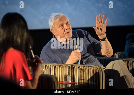 Bristol, UK. 11 Okt, 2017. Sir David Attenborough Premieren Blue Planet II im Kino De Lux, BBC Bristol feiert 60 Jahre der Natural History Unit mit dieser exklusiven Veranstaltung umfasst ein Screening der ersten Episode durch ein Gespräch mit Sir David Attenborough und die Macher Interviewer Liz Bonin mit Sir David Attenborough Credit: Alistair Heap/Alamy Leben Nachrichten gefolgt Stockfoto