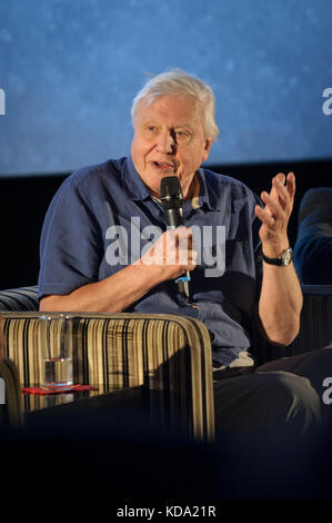 Bristol, UK. 11 Okt, 2017. Sir David Attenborough Premieren Blue Planet II im Kino De Lux, BBC Bristol feiert 60 Jahre der Natural History Unit mit dieser exklusiven Veranstaltung umfasst ein Screening der ersten Episode durch ein Gespräch mit Sir David Attenborough und die Programm-macher Credit: Alistair Heap/Alamy Leben Nachrichten gefolgt Stockfoto